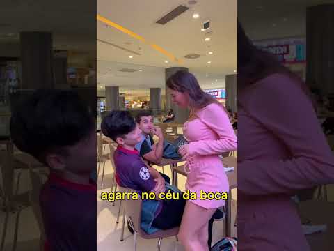 Como usar uma cantada para ganhar um beijo?