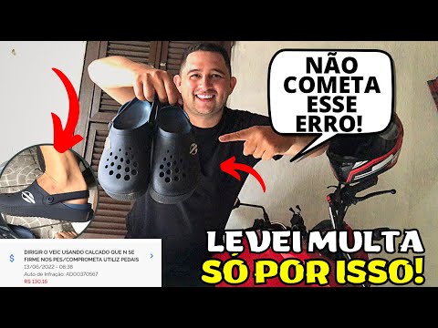 É seguro dirigir moto usando Crocs?