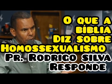 O que a Bíblia diz sobre o ato de um homem deitar com outro homem?